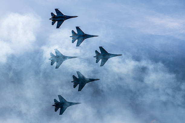 silhouettes des avions militaires russes du dimanche - 27 dans le ciel - military air vehicle photos et images de collection