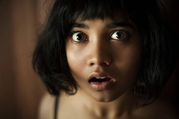 olhos e boca aberta em surpresa muito adolescente menina asiática. - facial expression child asia asian and indian ethnicities imagens e fotografias de stock