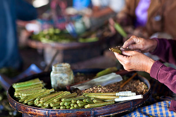 birmano hogar arrollado de un cigarro en el mercado local - scented asia asian culture bunch fotografías e imágenes de stock