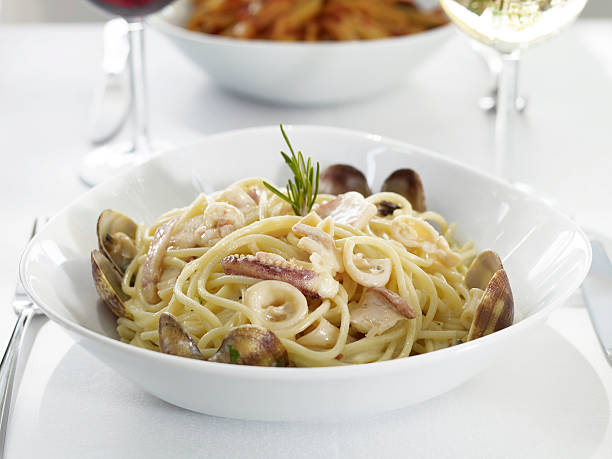 frutti di mare pasta - gold carbohydrate food food and drink foto e immagini stock