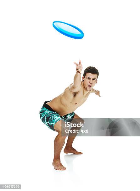 Foto de Tronco Nu Homem Jogando Frisbee e mais fotos de stock de Disco de Plastico - Disco de Plastico, 20 Anos, Adulto
