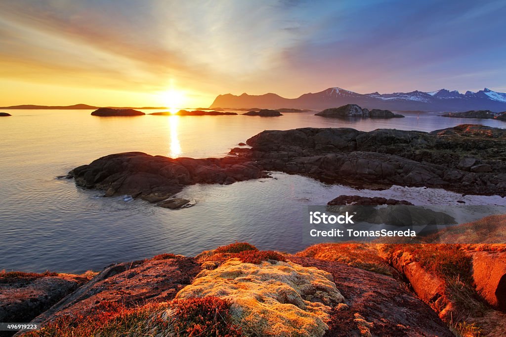 Hermosa puesta de sol costa del océano en Noruega-Senja - Foto de stock de Isla de Senja libre de derechos