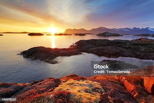 Costa Oceano Bel Tramonto In Norvegiasenja - Fotografie stock e altre immagini di Isola di Senja - Isola di Senja, Acqua, Alba - Crepuscolo