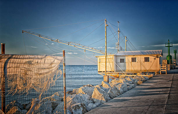 cabaña de pesca en el puerto channel - harborage fotografías e imágenes de stock