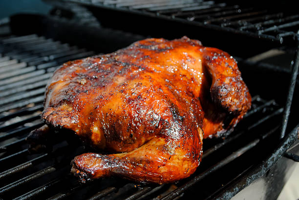 pollo barbecue intera - barbecue chicken foto e immagini stock