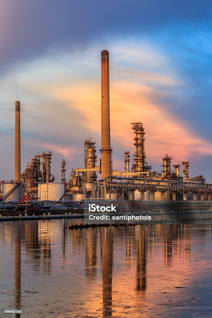 Raffineria di petrolio con Riflesso sull'acqua - Foto stock royalty-free di Affari