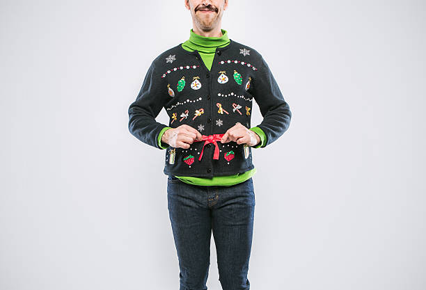 pull de noël homme - ugliness sweater kitsch holiday photos et images de collection