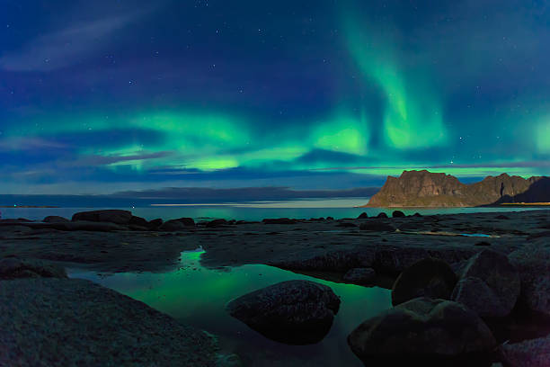 aurora sur la mer - tromso lofoten and vesteral islands lofoten norway photos et images de collection