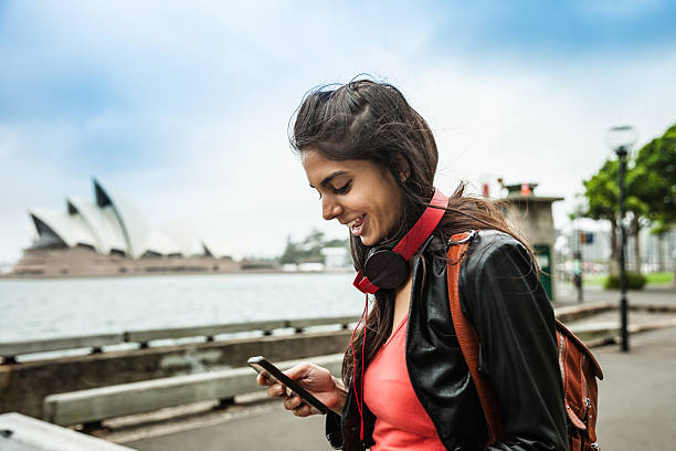 indiana mulher ter bom tempo, enviar mensagens de texto no telefone - sydney australia imagens e fotografias de stock