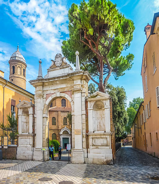 puerta de entrada a basílica de san vitale en ravenna, italia - ravena fotografías e imágenes de stock