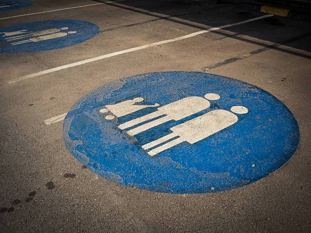 mãe e filhos estacionamento chão sinage. - sinage imagens e fotografias de stock