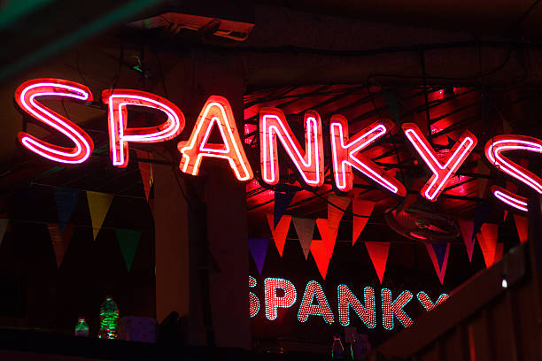 neon lettere di gogo bar spankys a plaza di nana - gogo bar foto e immagini stock