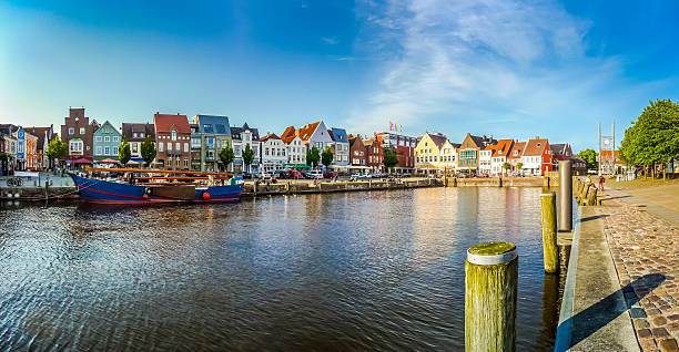 ciudad de husum, nordfriesland, en schleswig-holstein, alemania - friesland fotografías e imágenes de stock