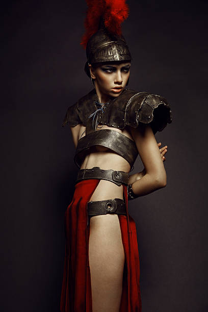 Bellissima Roman donna in oscurità e il casco - foto stock