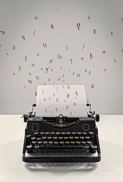 stara maszyna do pisania vintage czarne, flying litery, papieru, kreatywność - typewriter keyboard zdjęcia i obrazy z banku zdjęć