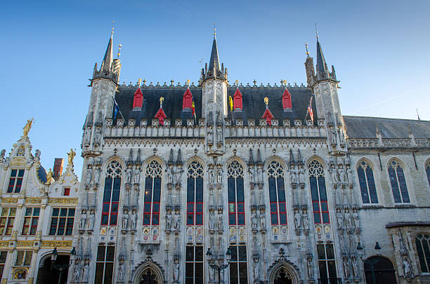 bélgica gótico, brujas city hall fachada - bruges town hall fotografías e imágenes de stock