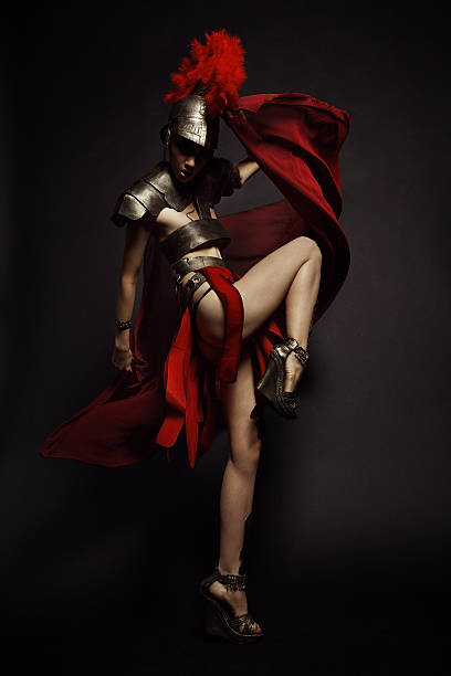 Schöne Frau in Rüstung und römischen Helm – Foto