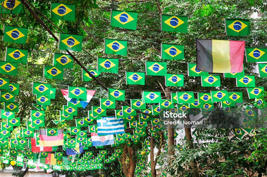 Street in Rio decoradas para el mundial de fútbol 2014 - Foto de stock de Aire libre libre de derechos