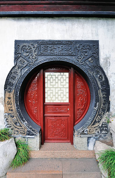 shanghai old gebäude - shanghai temple door china stock-fotos und bilder