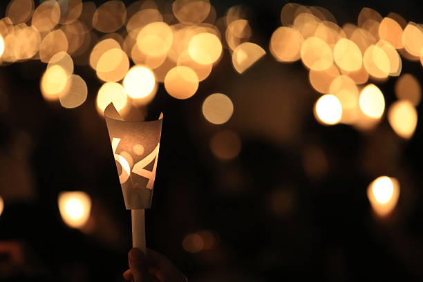 plaza de tiananmen 25º aniversario vigilia luz de las velas - mass murder fotografías e imágenes de stock