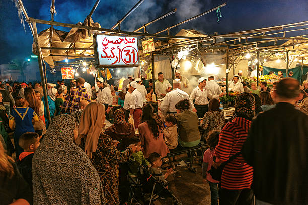 marrakech, praça djemma el ventilador, noite mercado de rua, marrocos - praça de alimentação - fotografias e filmes do acervo