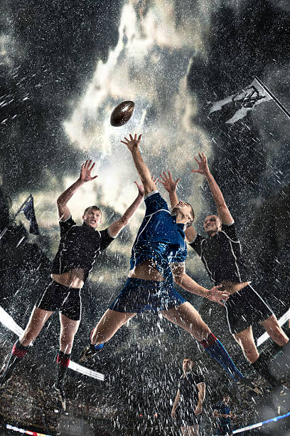 concorrência jogadores na chuva de rugby - rugby shirt - fotografias e filmes do acervo