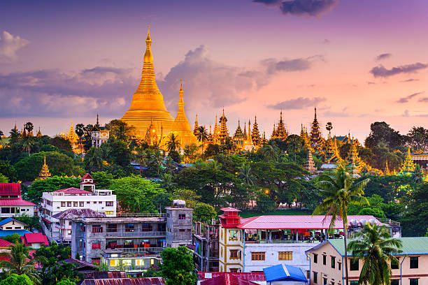 horizonte de yangon - shwedagon pagoda yangon myanmar temple - fotografias e filmes do acervo