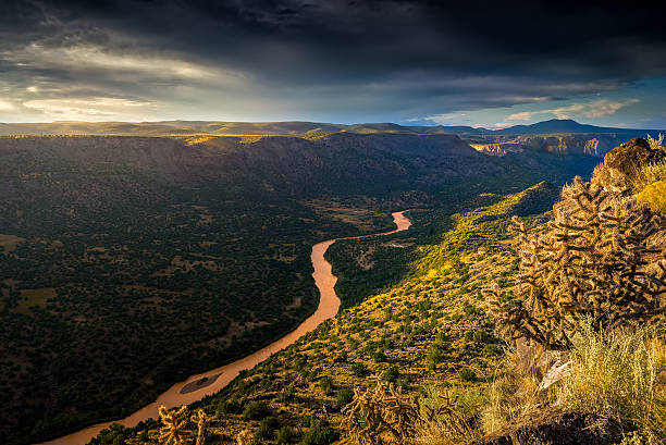 new mexico sonnenaufgang über dem rio grande river - bandelier national monument stock-fotos und bilder