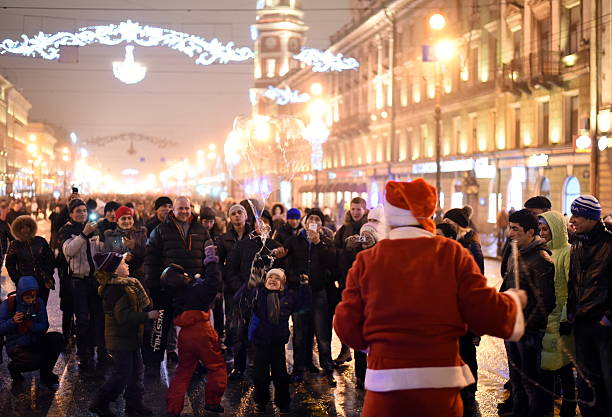 la saint-sylvestre en russie-père noël avec enfants - nevsky prospekt photos et images de collection