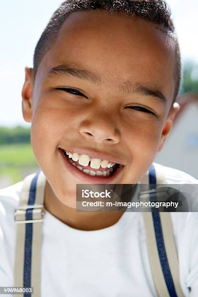 Junge Lächelnd Mit Hosenträger Stockfoto und mehr Bilder von 6-7 Jahre - 6-7 Jahre, Jungen, Lachen