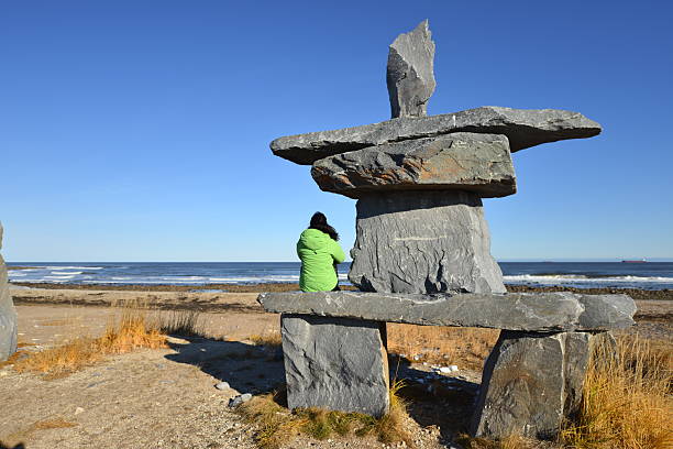 Niña y su Inukshuk - foto de stock