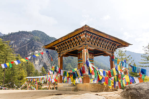 ruota di preghiera - taktsang monastery immagine foto e immagini stock