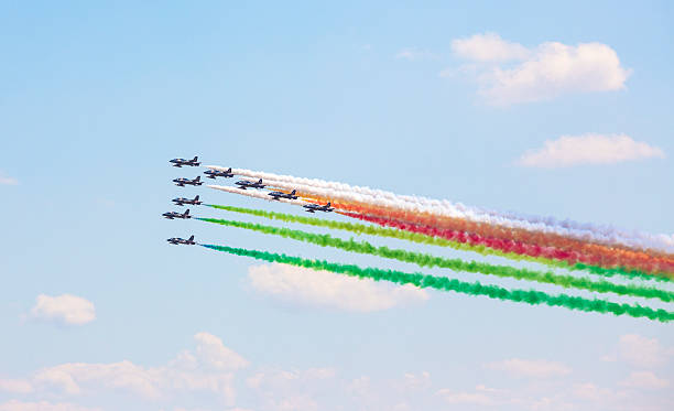 로마 frecce tricolori 이상 ��있는 2. 6월, 이탈리아 - fighter plane airplane teamwork air force 뉴스 사진 이미지