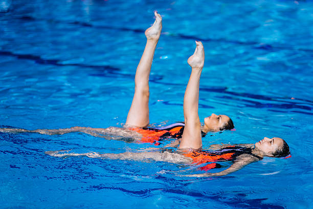 una gara di nuoto sincronizzato - synchronized swimming swimming sport symmetry foto e immagini stock