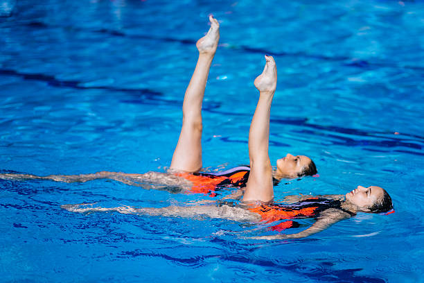 nado sincronizado concorrência - synchronized swimming swimming sport symmetry - fotografias e filmes do acervo