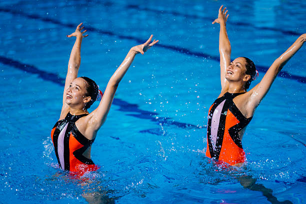 sincronizado natação - synchronized swimming swimming sport symmetry - fotografias e filmes do acervo