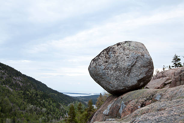 バブルロックになれるアカディア国立公園、メーヌ - at the edge of 写真 ストックフォトと画像