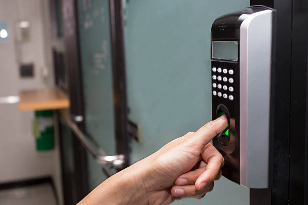 impronte digitali e password lucchetto controllo in un edificio per uffici - fingerprint lock order accessibility foto e immagini stock