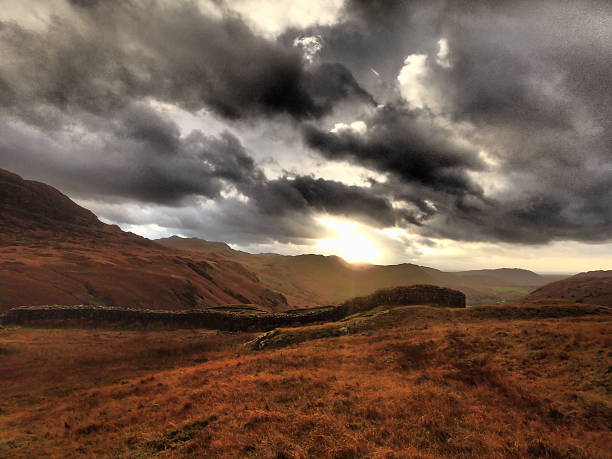 1 hardknott fort romain coucher de soleil - italian lake district photos et images de collection