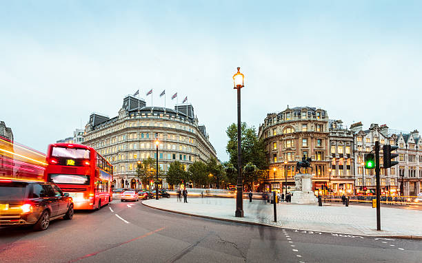 londra, charing cross svincolo traffico scena whitehall sera - whitehall londra foto e immagini stock