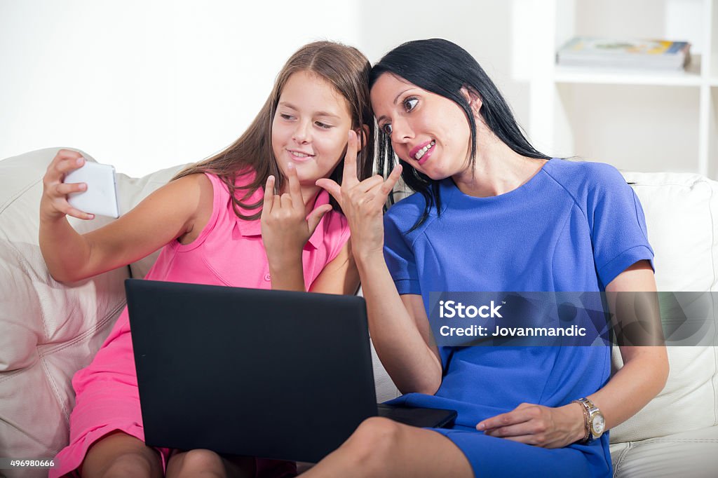 Surdos sorridente mulher e criança falando com o uso de linguagem de sinais - Foto de stock de Criança royalty-free