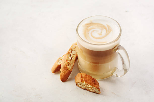 biscoitos e café latte macchiato clássico - biscotti coffee cappuccino latté imagens e fotografias de stock