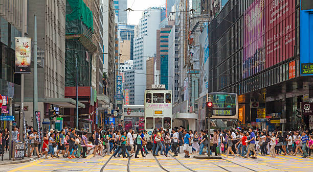 ocupado passagem pedonal na central de hong kong - crossing people panoramic road imagens e fotografias de stock