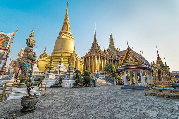 ao phra kaeo, templo do buda esmeralda, banguecoque, tailândia. - stupa royal stupa local landmark national landmark imagens e fotografias de stock