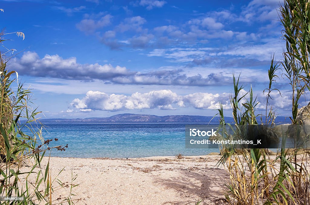 Sandy Mała plaża w Sithonia, Chalkidiki, Grecja, jak paradise - Zbiór zdjęć royalty-free (Brzeg wody)