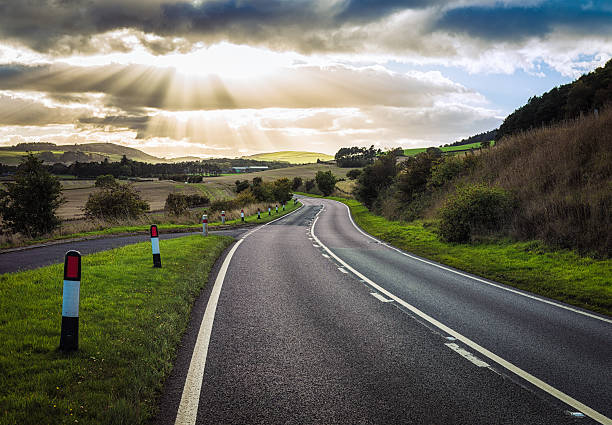 kurvenreiche schottischen road - curve driving winding road landscape stock-fotos und bilder