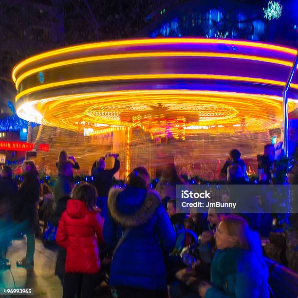 Gente Mary Go Round En Movimiento Foto de stock y más banco de imágenes de Actividad - Actividad, Aire libre, Alegría