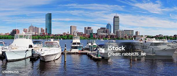 Horizonte De Boston Con Vista Al Río Foto de stock y más banco de imágenes de Aire libre - Aire libre, Arquitectura, Azul