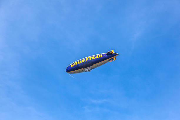 la bonne année ballon dirigeable zeppelin, esprit de goodyear - goodyear blimp photos et images de collection