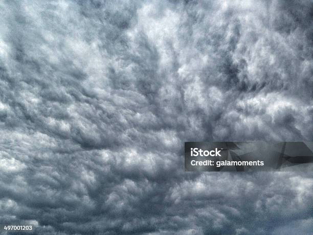 Dramática Paisagem Com Nuvens - Fotografias de stock e mais imagens de Acidente Natural - Acidente Natural, Acidentes e Desastres, Adversidade